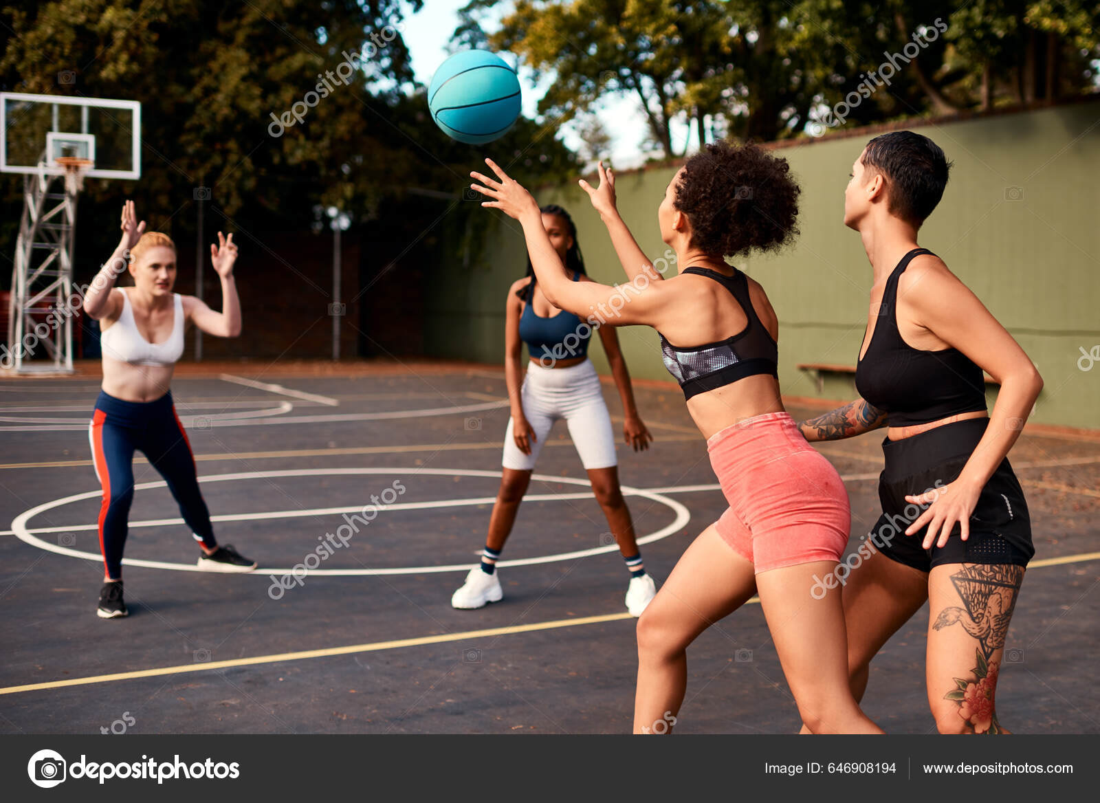 Grupo de pessoas jogando jogos juntos