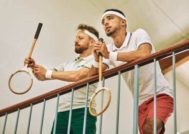 Evin en iyi yerinden aksiyonu izle. İzleme galerisinden squash maçı izleyen iki genç adam.