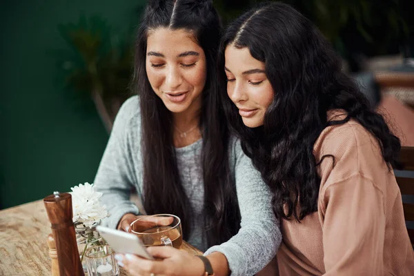 Zaman Paylaşsak Birbirimize Bağlanıyoruz Genç Kız Kardeşler Bir Kafede Birlikte — Stok fotoğraf