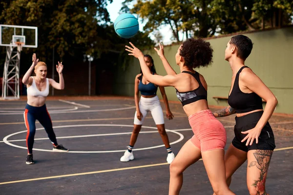 最後に ボールを渡すために休憩 日中一緒にバスケットボールの試合をする多様なスポーツ女性たちが — ストック写真