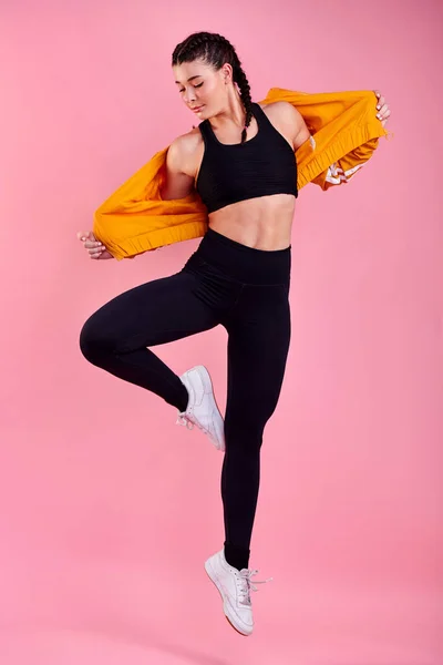 Její Tělo Bezchybné Studio Záběr Sportovní Mladé Ženy Skákání Růžovém — Stock fotografie