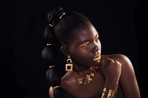 Королева Золота Студійний Знімок Красивої Молодої Жінки Макіяжі Прикрасах Чорному — стокове фото