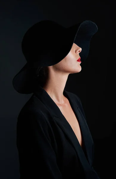あなたが明らかにしない限り より多くの人々は疑問に思うことができます スタジオショットの美しいです成熟した女性の帽子を着用し 暗い背景に対してポーズ — ストック写真