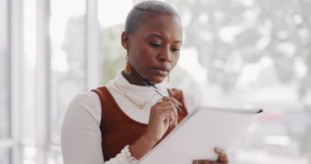 レポート プロジェクト 提案に取り組む文書に関するビジネス 黒人女性 ビジョン アイデアやオフィスのブレインストーミング 計画と戦略の書類を持つ忙しい女性労働者 — ストック動画