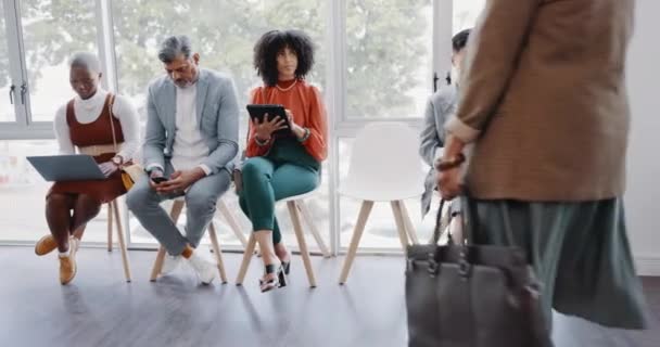 Mempekerjakan Teknologi Dan Perekrutan Ruang Tunggu Orang Bisnis Untuk Wawancara — Stok Video