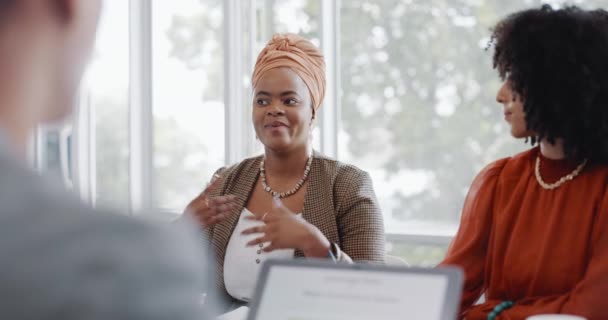ビジネス 黒人女性とチーム スタッフ 創造的なブレインストーミングと話すリーダー アフリカ系アメリカ人女性 広告のためのリーダーシップとグループプロジェクト 新しいキャンペーンとコラボレーションのためのトレーニング — ストック動画