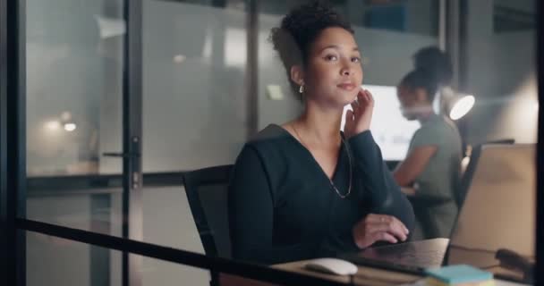 Thinking Business Woman Night Laptop Digital Marketing Deadline Advertising Innovation — Vídeo de Stock