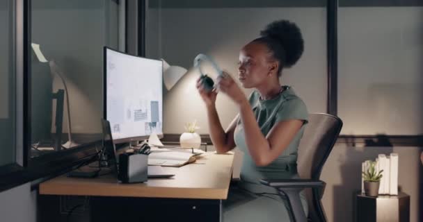 黒人女性 コンピュータと従業員の幸福のためのオフィスで音楽と踊り Webビジネスの動機と肯定的な考え方のエネルギー アフリカの女性 企業の幸せなダンスとデスクでラジオをストリーミング — ストック動画