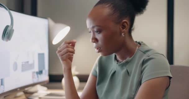 Stress Headache Black Woman Headphones Office Listening Music Relax Workplace — Stok video