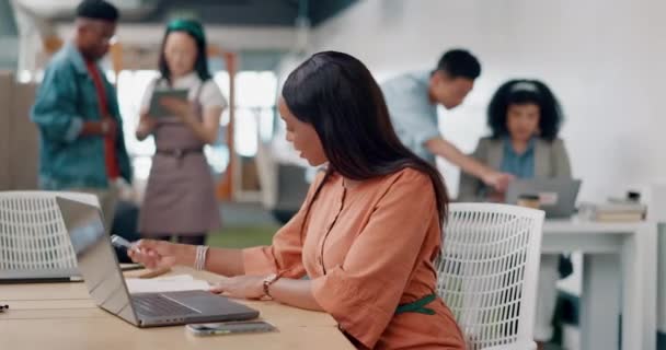 Черная Женщина Думающая Ноутбук Цифрового Маркетинга Написания Заметок Онлайн Расписания — стоковое видео