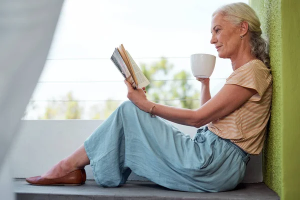 Seu Livro Relógio Uma Mulher Madura Lendo Livro Tomando Café — Fotografia de Stock