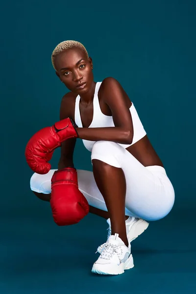 Confiança Irradia Dela Retrato Comprimento Total Uma Jovem Boxeadora Atraente — Fotografia de Stock