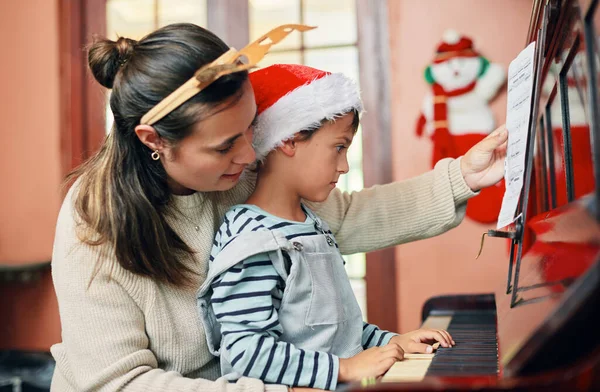 Kezd Úgy Hangzani Mint Karácsony Egy Imádnivaló Kisfiú Zongorázik Anyjával — Stock Fotó