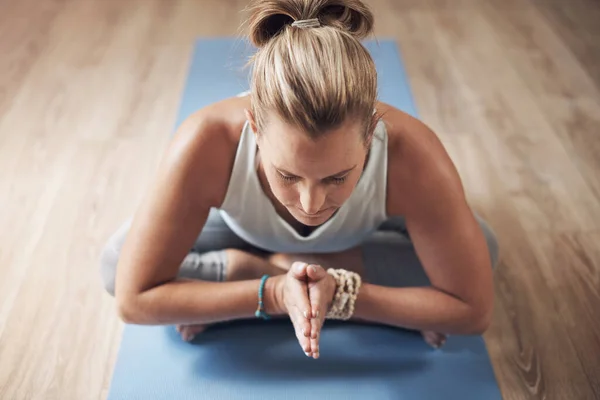 Yoga Tudo Sobre Auto Controle Uma Jovem Mulher Atraente Sentada — Fotografia de Stock