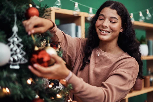 点亮圣诞老人的路的闪光的东西 一个在家里装饰圣诞树的年轻女人 — 图库照片