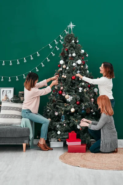 Festivalsel Heyecanın Sanat Ifadesi Evde Noel Ağacını Süsleyen Çekici Kadın — Stok fotoğraf