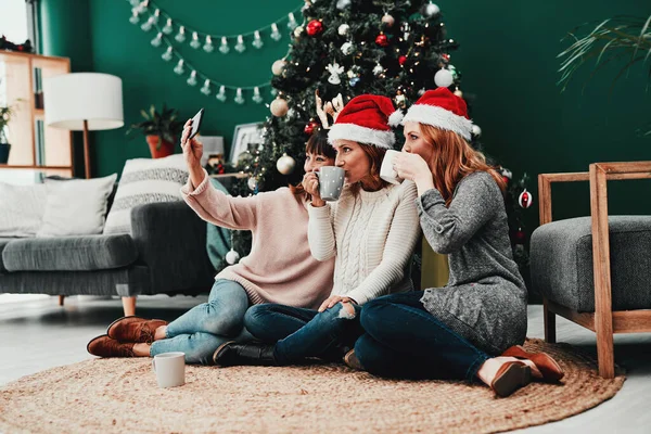 Kadar Şenlikli Görünüyoruz Noel Zamanı Evde Cep Telefonuyla Kendi Portresini — Stok fotoğraf
