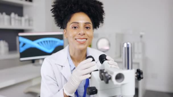 Gezicht Glimlach Vrouw Wetenschapper Met Microscoop Laboratorium Voor Onderzoek Wetenschap — Stockvideo