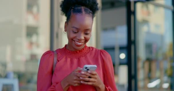 Stad Telefoon Zwarte Vrouw Met Geluk Van Mobiele Tekst Social — Stockvideo