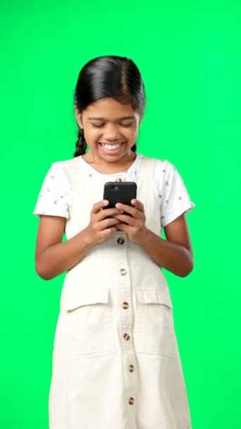 Feliz Tela Verde Menina Com Smartphone Digitando Rindo Contra Fundo — Vídeo de Stock