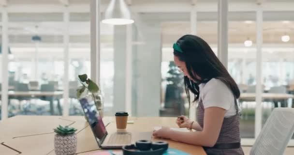 Laptop Schreib Und Notizbuch Mit Einer Asiatischen Geschäftsfrau Schreibtisch Mit — Stockvideo