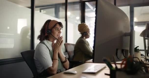 テレマーケティング 顧客サービスのために話しているビジネス女性とのコールセンター コンピュータとコンサルティングとお問い合わせください 技術サポートのためのヘルプデスクでフレンドリーな従業員とCrm — ストック動画