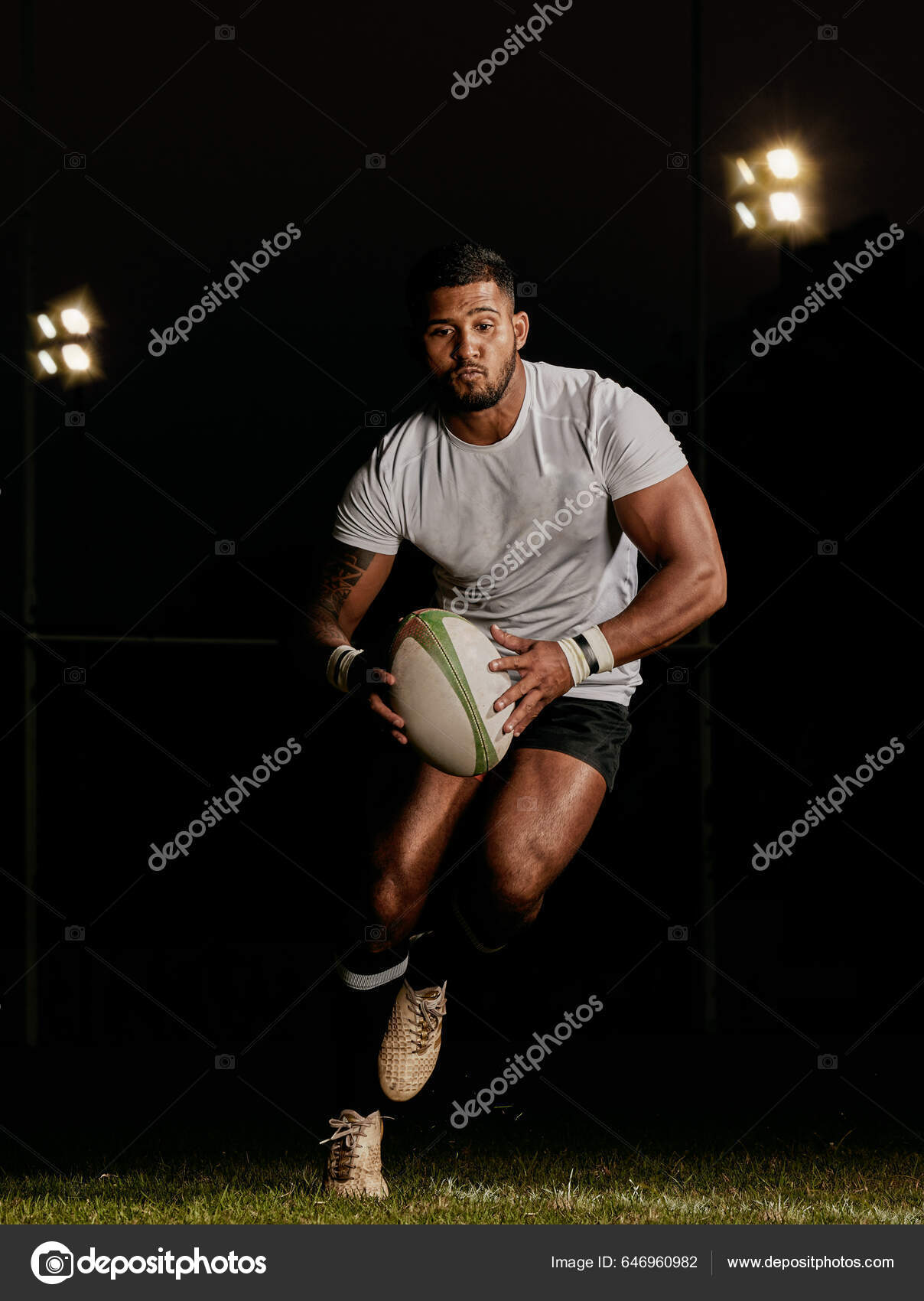 Jogador de rugby que corre com a bola