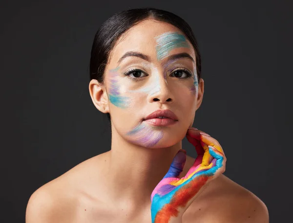 Portret Kobiety Twarzy Piękna Farbą Kolorze Rękę Studio Kreatywna Skóra — Zdjęcie stockowe