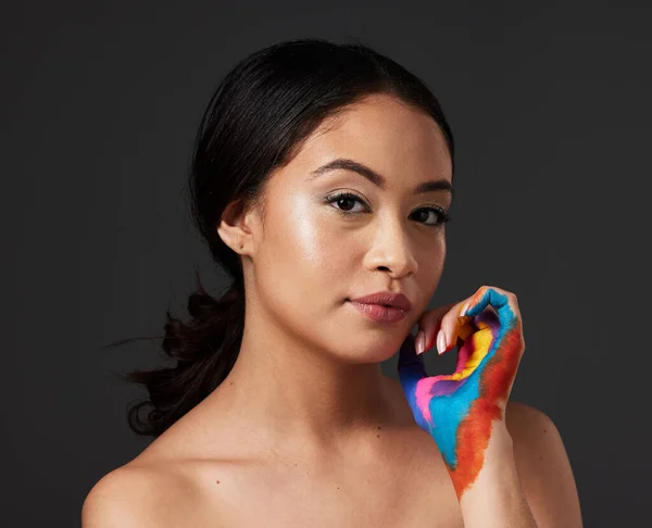 Γυναίκα Πορτρέτο Και Ομορφιά Χέρι Ουράνιο Τόξο Χρώμα Και Skincare — Φωτογραφία Αρχείου