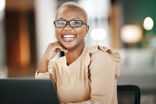 Biuro Laptop Portret Czarnej Kobiety Okularach Uśmiech Praca Nad Badaniami — Zdjęcie stockowe
