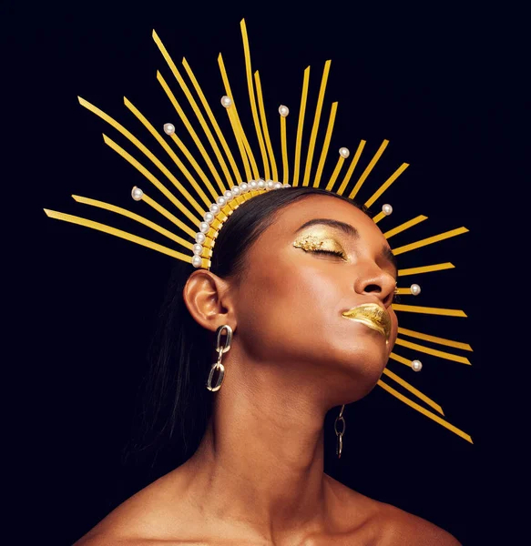 Coroa Maquiagem Dourada Uma Rainha Beleza Isolada Fundo Preto Estúdio — Fotografia de Stock