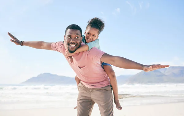 ビーチ 黒人男性が飛んで 自由とエネルギーでオーストラリアの遊び心のある家族の休日に子供と遊んでいます 楽しさと女の子と幸せなお父さん 笑顔と幸福 一緒に休暇で結合 — ストック写真