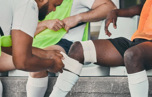 Obvaz Zranění Nohou Muž Medikem Tréninku Utkání Trénink Sportovní Hra — Stock fotografie