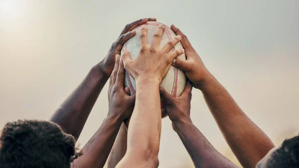 Diversità Squadra Mani Unite Nello Sport Sulla Palla Rugby Supporto — Foto Stock