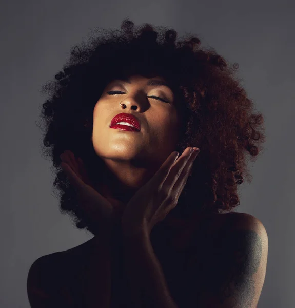 Zwarte Vrouw Schaduw Make Rode Lippenstift Met Schoonheid Afro Natuurlijk — Stockfoto