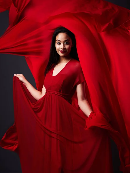 Mulher Arte Moda Tecido Vermelho Sobre Fundo Escuro Com Beleza — Fotografia de Stock