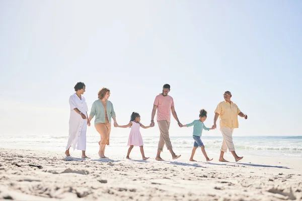 Gelukkig Familie Wandelen Het Strand Hand Hand Met Kinderen Voor — Stockfoto