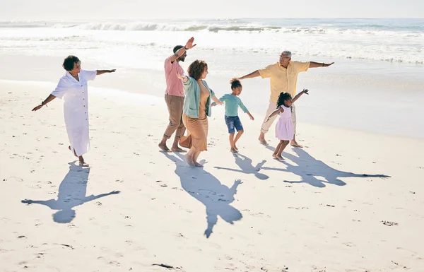 Семья Веселится Пляже Свобода Поколения Путешествиями Бабушки Дедушки Родителями Детьми — стоковое фото
