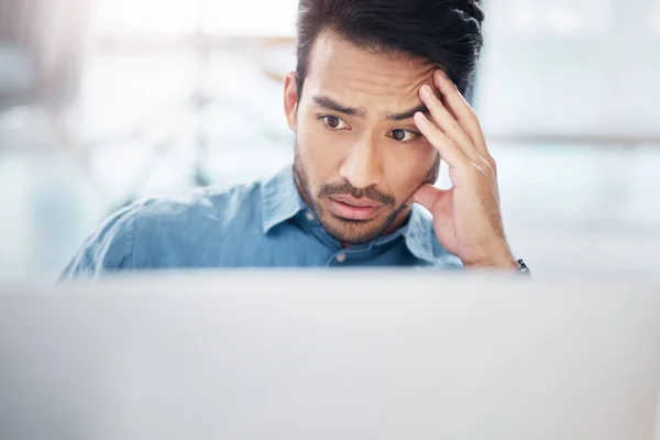 Homem Asiático Estresse Cansado Com Laptop Escritório Para Falha Problema — Fotografia de Stock