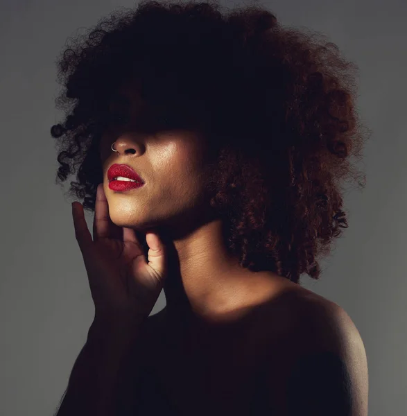 Make Rode Lippenstift Schaduw Van Zwarte Vrouw Met Schoonheid Afro — Stockfoto