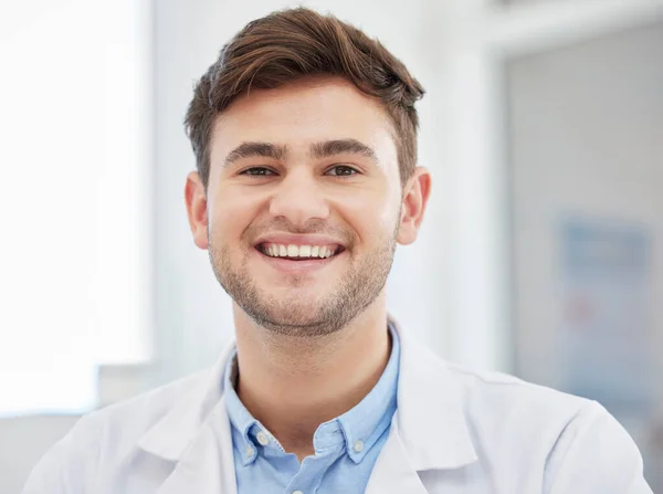 Glimlach Doktersgezicht Portret Van Man Het Ziekenhuis Met Gekruiste Armen — Stockfoto