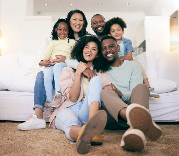Família Negra Sorriso Retrato Sofá Com Crianças Pais Avós Com — Fotografia de Stock