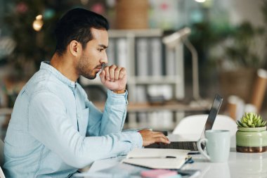 Laptop, okuma odağı ve yaratıcı gelişim, çözüm ya da marka reklam planı düşünen bir adam. Araştırma projesi, problem çözme profili ve sosyal medya stratejisi üzerinde düşünen kişi.