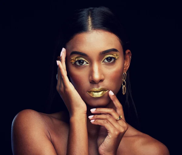 Złoty Makijaż Poważny Portret Kobiety Odizolowanej Czarnym Tle Studiu Piękno — Zdjęcie stockowe
