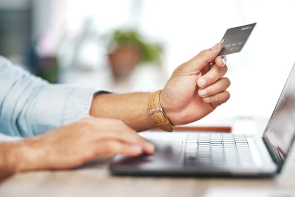 Dostum Elleri Dizüstü Bilgisayarı Online Alışveriş Için Kredi Kartı Ekommerce — Stok fotoğraf