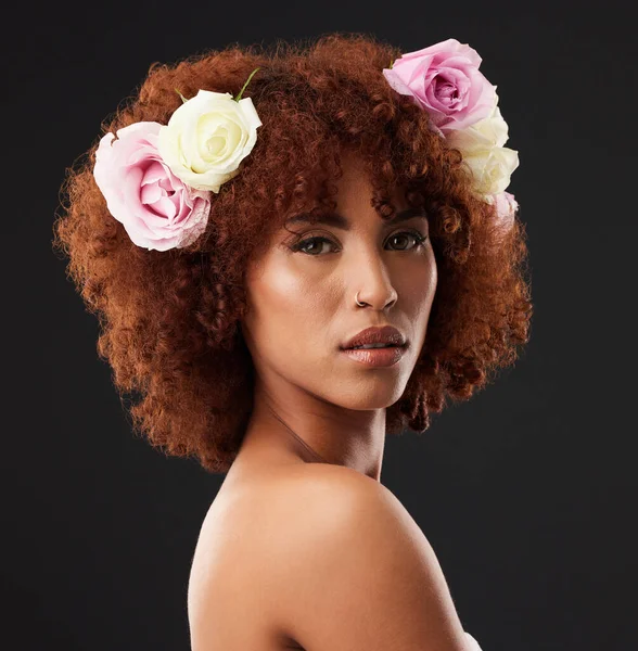 Gezicht Schoonheid Bloemen Met Een Model Zwarte Vrouw Studio Een — Stockfoto