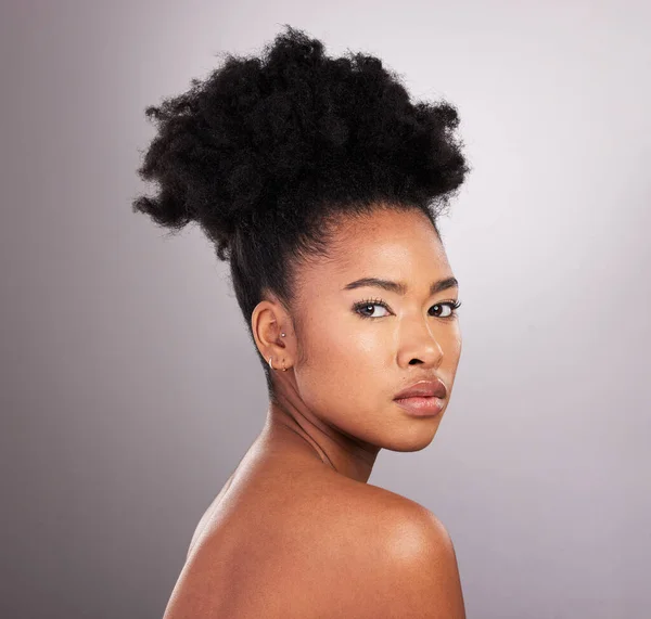 Cosméticos Belleza Retrato Mujer Negra Con Confianza Fondo Blanco Productos — Foto de Stock
