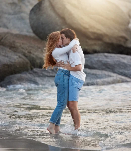Miłość Pocałunek Szczęśliwy Parą Plaży Romans Relaks Wakacje Podróże Słodki — Zdjęcie stockowe