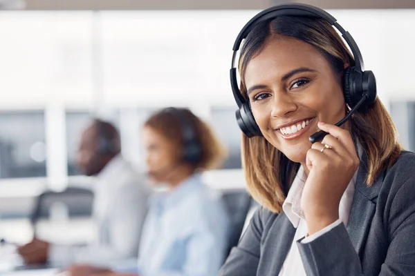 Vrouw Call Center Glimlach Met Headset Mic Voor Telemarketing Klantenservice — Stockfoto