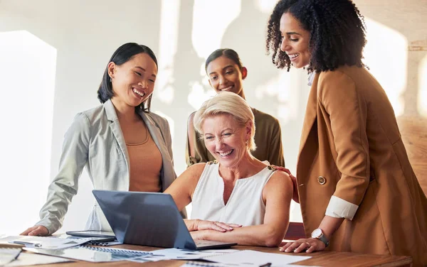 Laptop Planning Business Women Teamwork Online Review Samenwerking Voor Bedrijfswebsite — Stockfoto